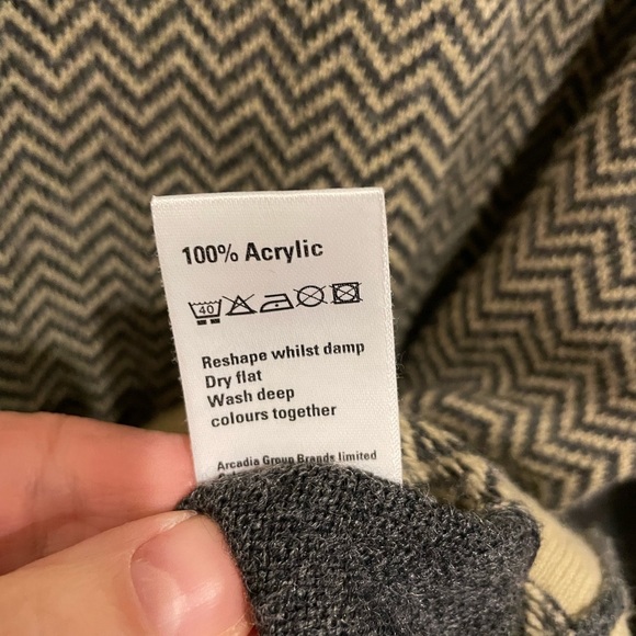 Burton Gray turtleneck sweater with geometric zigzag pattern. Size Large - Picture 4 of 5